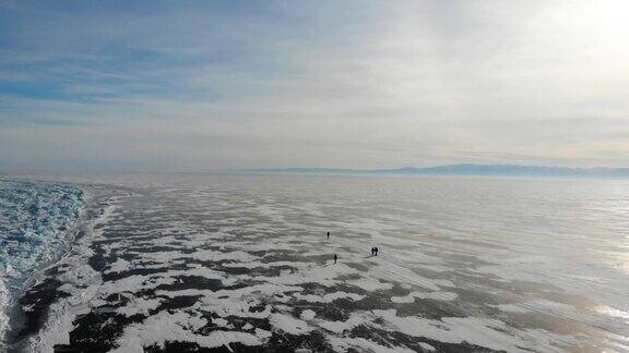 无边无际的冰冻贝加尔湖鸟瞰图人们在冰上行走