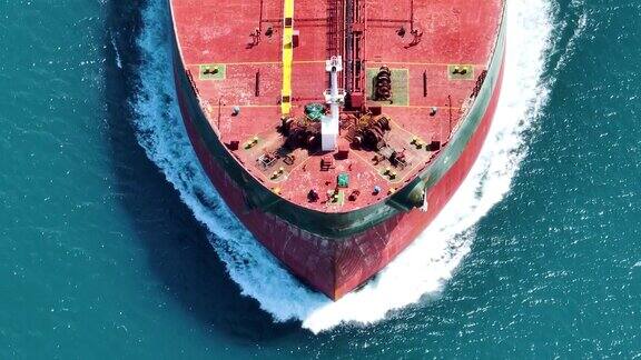 航拍集装箱船在海上航行在港口运输货物