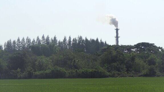工业设施排放的污染、烟雾和蒸汽