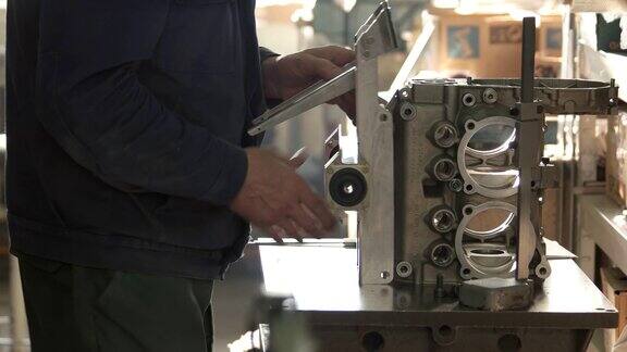 人的双手工业车间发动机的一部分飞机引擎是如何制造的
