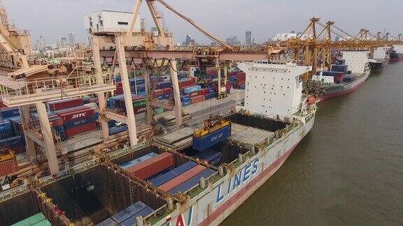 港口工作起重机和集装箱船国际货运港航拍