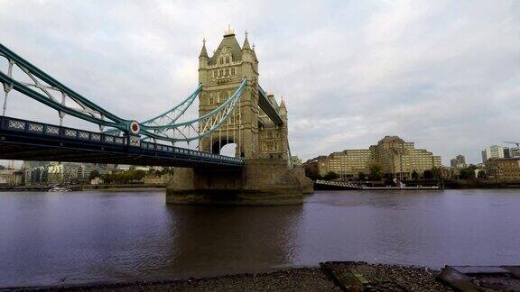伦敦塔桥和泰晤士河时光流逝