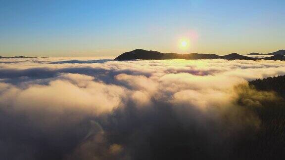 雾流与美丽的天空在高山上