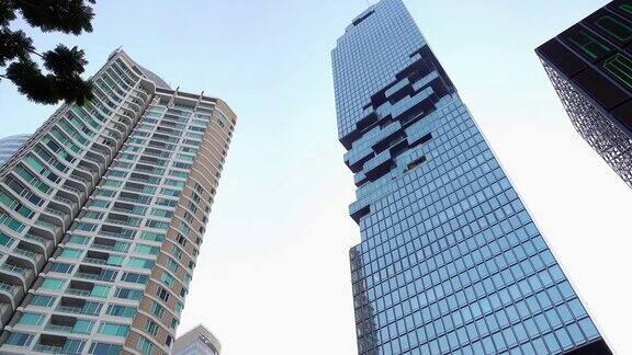 摩天大楼在曼谷建筑高度和公寓前公园日光