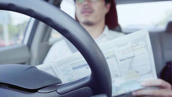 4K人驾驶阅读杂志在汽车使用自动驾驶模式自动驾驶汽车