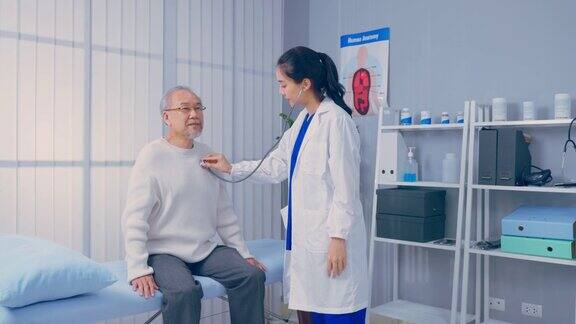 亚洲老年男性患者就诊咨询健康问题有吸引力的治疗师医生解释诊断在办公室医院给予治疗的老年男性在预约期间