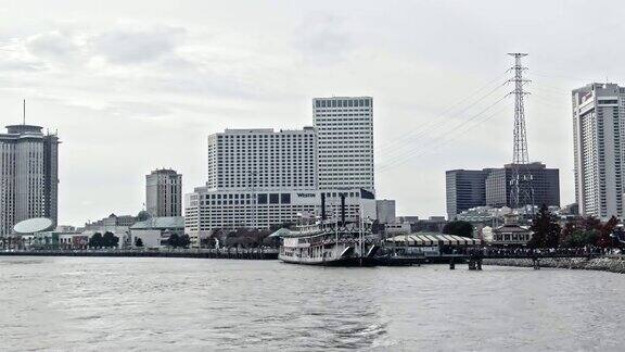 无人机拍摄的市中心新奥尔良法国区从密西西比河下阴天