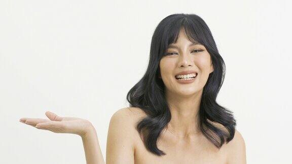 美丽的年轻亚洲女人的肖像与完美的化妆在白色背景