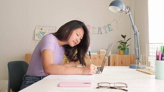 亚洲女大学生在家用笔记本电脑学习4k的决议