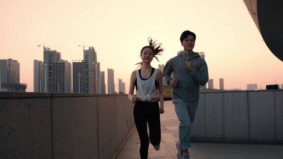 年轻的亚洲夫妇早上跑步