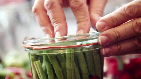 用罐子保存有机蔬菜