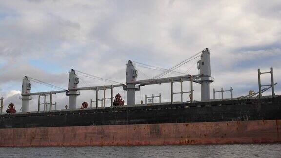 货船停靠港口卸货、集装箱运输和散货船进出口