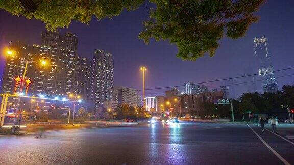 夜光照亮长沙市市中心繁忙的交通街道全景时光流逝4k中国