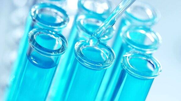 科学家用吸管分析有色液体在实验室的试管中提取DNA和分子