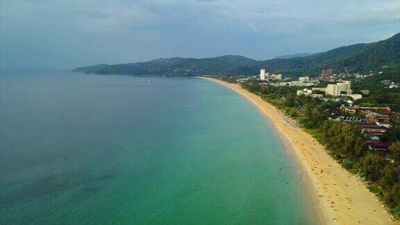 晴天时间普吉岛海滩线空中全景4k泰国