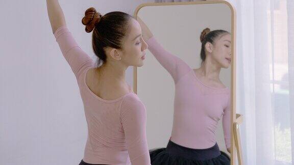 女人对着镜子跳芭蕾