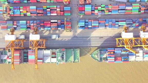 鸟瞰图工业港口和集装箱船