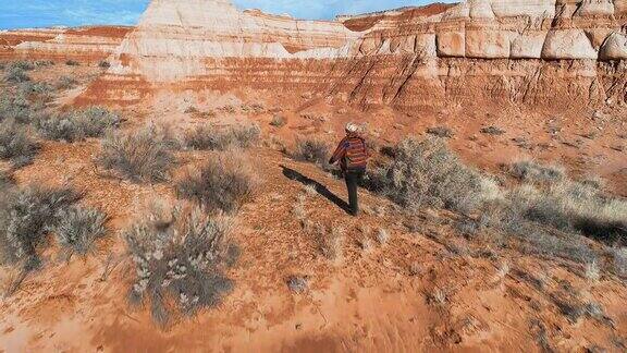 这名女子游客正在美国犹他州探索峡谷