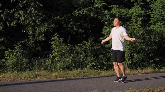 男人用跳绳在户外进行有氧运动