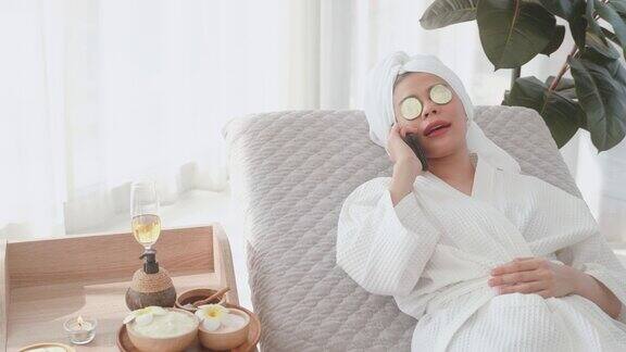 穿着浴袍的女人在淋浴后放松