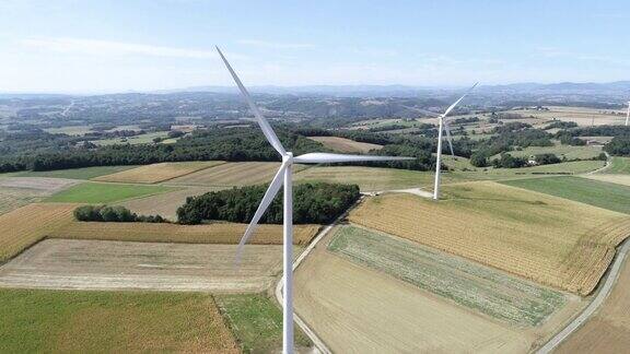 无人机拍摄的两个风车在农田与美丽的风景
