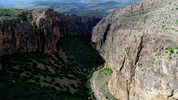 鸟瞰图美丽的道路通过峡谷在亚美尼亚
