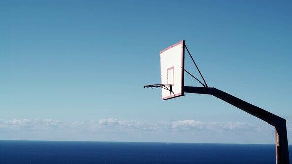 蓝天背景下的篮球篮