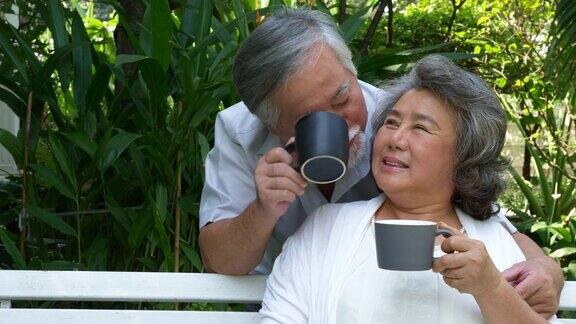 人们退休后的生活方式概念快乐的亚洲老夫妇呆在家里早上一起喝咖啡或茶