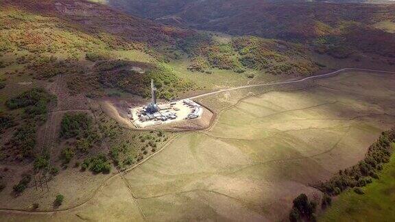鸟瞰图的水力压裂钻机在秋天的科罗拉多山脉