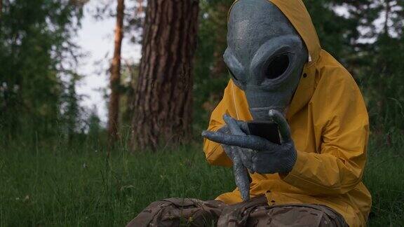 穿着黄色衣服的外星人在森林里打电话不明飞行物概念太空