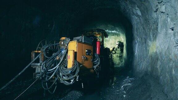 地下隧道正在用钻孔机械进行灌溉