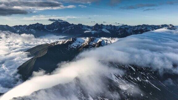 云雾在山上飘荡