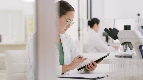 女性科学家为科学研究医学研究或实验室创新想法在平板或笔记本上书写医学、保险或分析实验室的医生、护士或医护人员