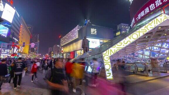 长沙市市中心夜晚灯火通明地铁入口拥挤的步行街全景延时4k中国