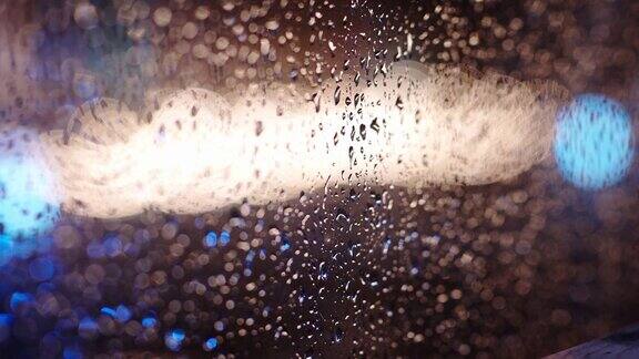 彩色雨滴落在窗户玻璃上