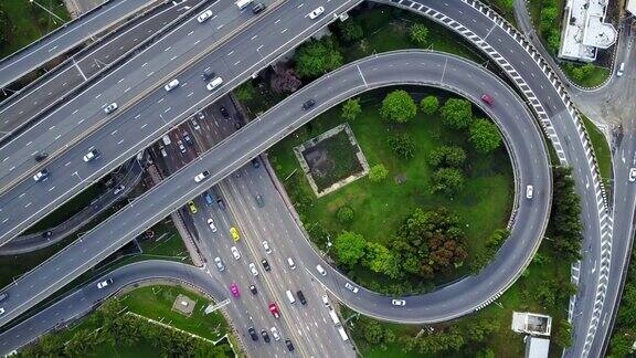 高速公路立交鸟瞰图繁忙的城市交通在道路上超速行驶