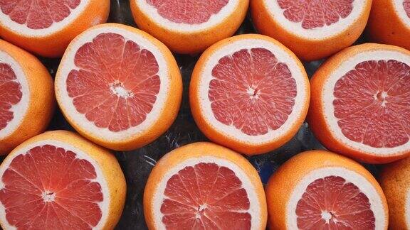 切片的时令柑橘类水果在土耳其伊斯坦布尔的一个果汁摊上展出