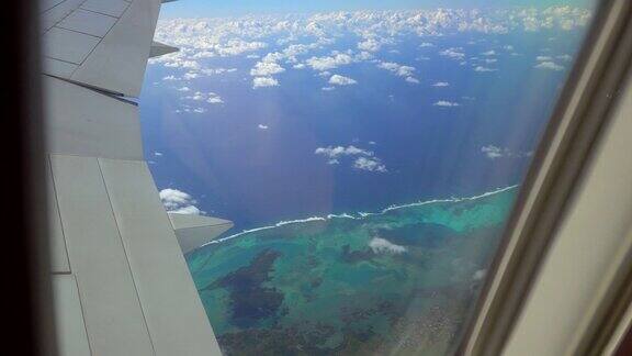 从飞机窗口看到的热带岛屿