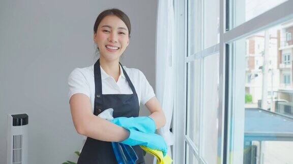 亚洲年轻清洁服务女工在房子工作的肖像美丽的女孩主妇管家清洁工交叉手臂微笑在做家务或家务后看着相机