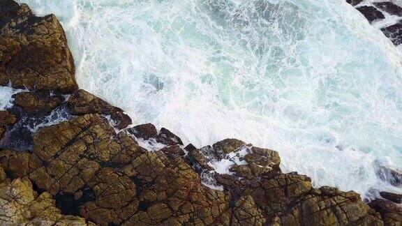 美丽的非洲海岸线海浪拍打着岩石