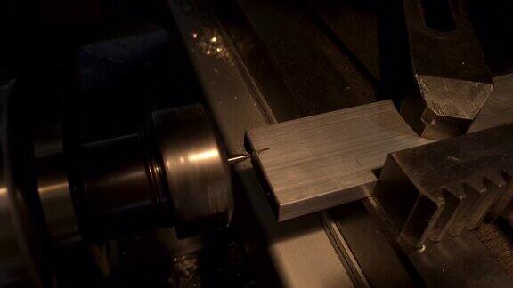 用一种特殊钻头的铣床在铝型材上开一个水平的孔