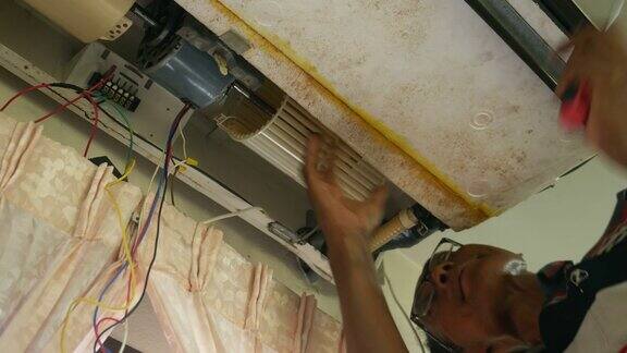 一个工人正在修理空调
