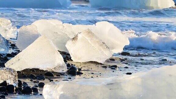 黑色沙滩上的大块冰全球变暖气候变化冰岛钻石海滩Jokulsarlon冰川泻湖的冰山