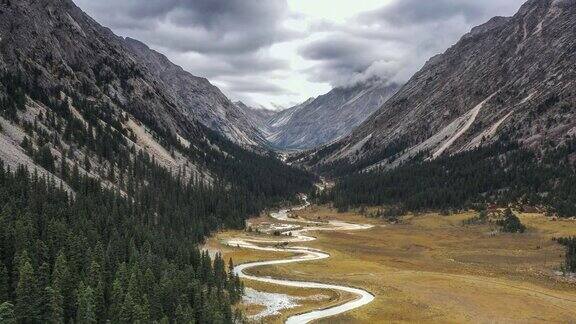 这条河蜿蜒流过山谷