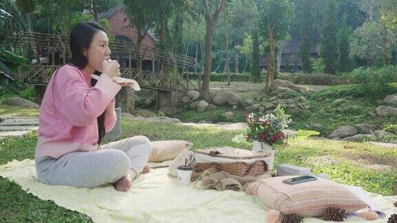 东南亚妇女享受野餐在日出
