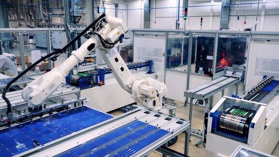机器人正在移动太阳能组件