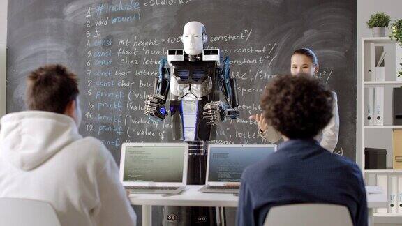 学生向课堂展示量子机器人