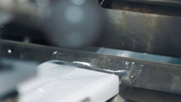 生产线塑料包装机切断聚乙烯包装药品生产药师工作药品制造医药工业理念