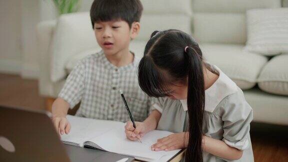 亚洲孩子用笔记本电脑画画