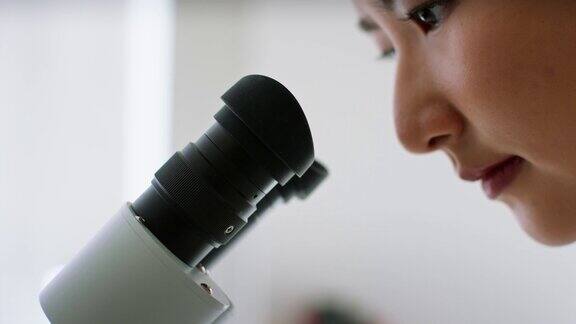 亚洲女科学家用她的显微镜检查新分子